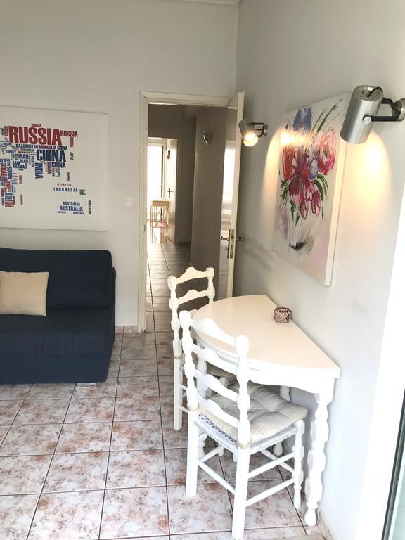100M From The Beach Cosy Apartment Loutraki  Exterior photo